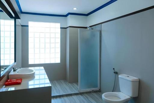 RedDoorz Plus @ Castle Chateau Iloilo - Housity