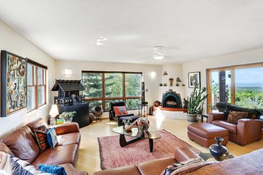 Sunlit Hills Art and Views, 3 Bedrooms, Sleeps 6, Hot Tub, Volleyball, WiFi - Housity