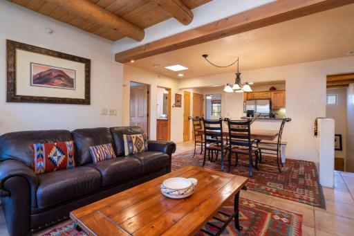 El Corazon 12, Luxury 2 BRs, Sleeps 5 - Housity