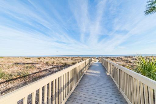 Hampton 6107, 2 Bedroom, Sleeps 6, Large Pool, Oceanfront View - Housity