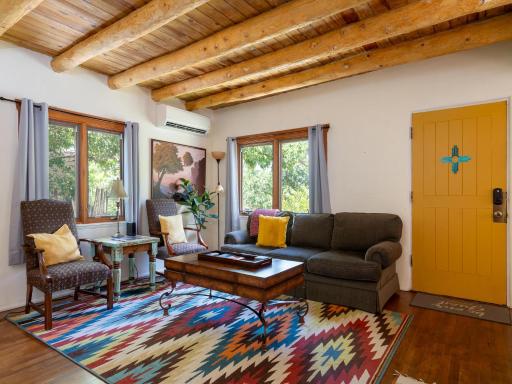 Kiva Cottage, 2 Bedrooms, Upgraded, WiFi, Patio, Fireplace, Sleeps 6 - Housity