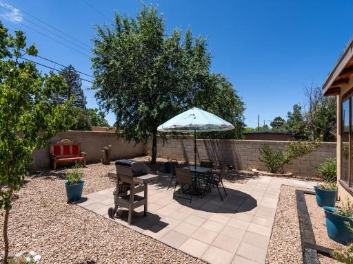 Kiva Cottage, 2 Bedrooms, Upgraded, WiFi, Patio, Fireplace, Sleeps 6 - Housity