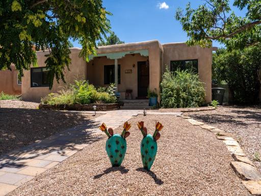 Kiva Cottage, 2 Bedrooms, Upgraded, WiFi, Patio, Fireplace, Sleeps 6 - Housity