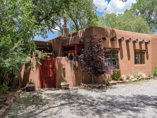 Deseo de Santa Fe, 2 Bedrooms, Patio, WiFi, Sleeps 4 - Housity