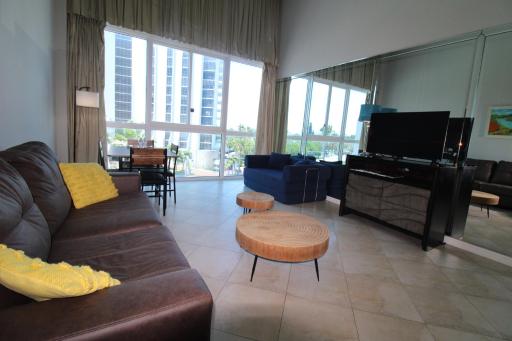 Contemporary condo with gym, beach access and free parking - Housity