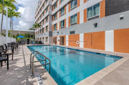 Comfort Suites Fort Lauderdale Airport & Cruise Port - Housity