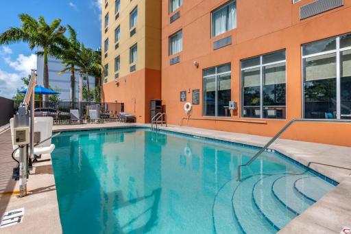 Comfort Suites Fort Lauderdale Airport South & Cruise Port - Housity