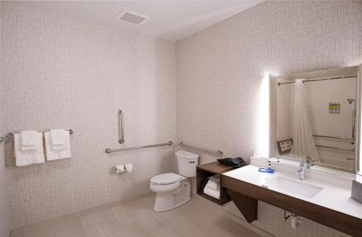 Holiday Inn Express & Suites - Columbus - Worthington, an IHG Hotel - Housity