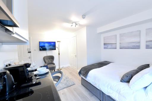 London Studios Very Close to Central Line Underground Shepherds Bush and Westfield Newly Refurbished - Housity