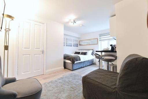 London Studios Very Close to Central Line Underground Shepherds Bush and Westfield Newly Refurbished - Housity