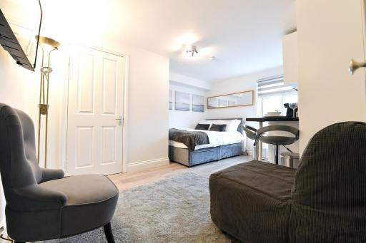 London Studios Very Close to Central Line Underground Shepherds Bush and Westfield Newly Refurbished - Housity