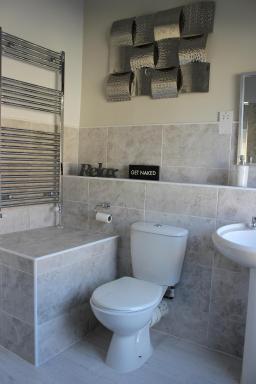 The Hampton Beautiful 3 Bedroom House with Conservatory & Garden - Housity