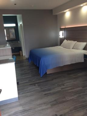 Super 8 by Wyndham Houston North I-45 - Housity
