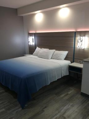 Super 8 by Wyndham Houston North I-45 - Housity