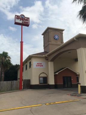 Super 8 by Wyndham Houston North I-45 - Housity