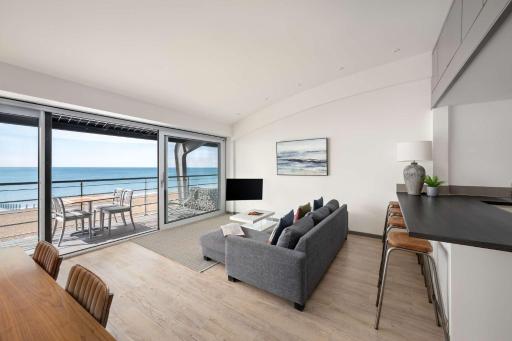 Lancing beach apartment. - Housity