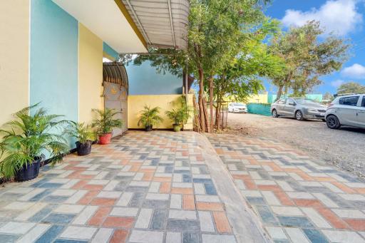 Magical Crown Inn - Housity