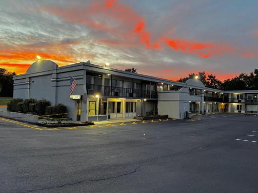 Days Inn & Suites by Wyndham Dayton North - Housity