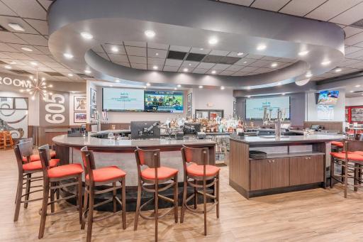 Ramada by Wyndham Sioux Falls Airport - Waterpark Resort & Event Center - Housity