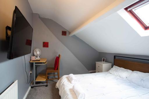 The Vacationers - Pvt Rooms with Shared Bath - Housity