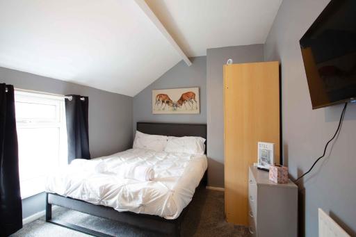 The Vacationers - Pvt Rooms with Shared Bath - Housity