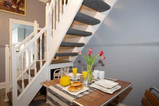 The Vacationers - Pvt Rooms with Shared Bath - Housity