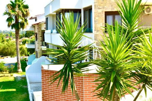 Bungalow White Tennis Apartments & Suites - Housity
