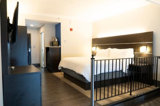 Holiday Inn Express Hotel & Suites Columbia-Fort Jackson, an IHG Hotel - Housity