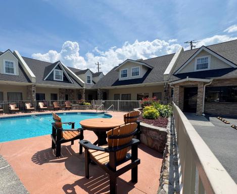 Econo Lodge Inn & Suites Gatlinburg at the Convention Center - Housity