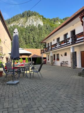 Guest House Piatra Craiului - Housity