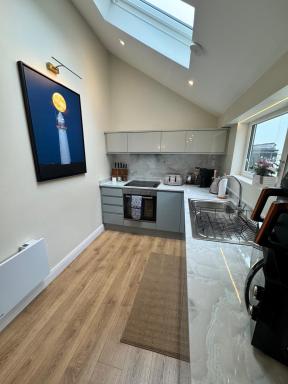The Secret Garden, Donaghadee - The Beach House - Hot Tub - Tiki Bar - Games Room - Sleeps 6 - Housity