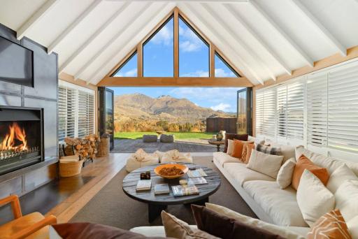 Aroha Homestead Luxury Holiday Home by MajorDomo - Housity