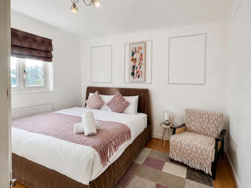 The Romford Oasis - Spacious 4 bedroom escape - Housity