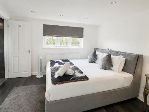 The Romford Oasis - Spacious 4 bedroom escape - Housity
