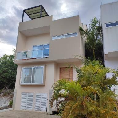 Luxury 3 br/4 ba Home w/View - Puntarena - Housity