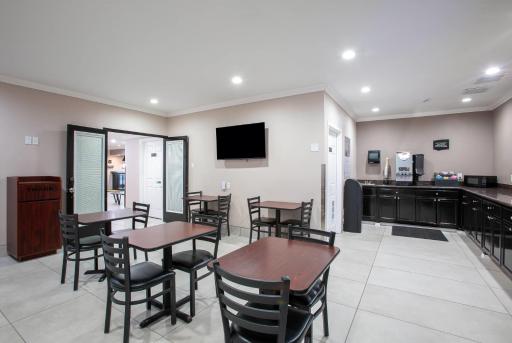 Super 8 by Wyndham Mesa Downtown Near Convention Center - Housity