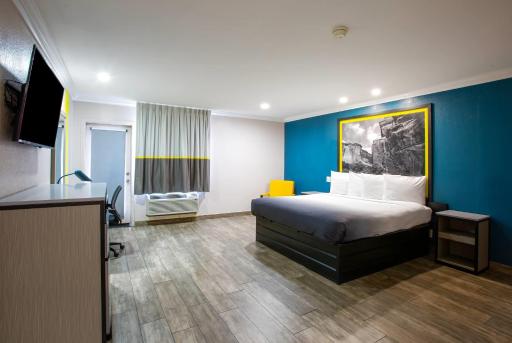Super 8 by Wyndham Mesa Downtown Near Convention Center - Housity