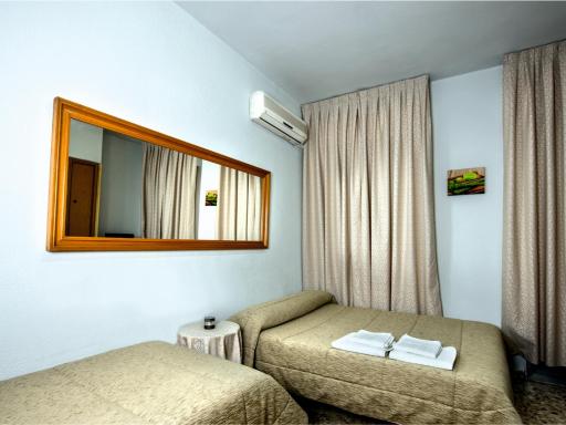 Hostal Santa Barbara - Housity