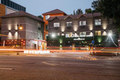 BLVD  & Suites - Walking Distance to Hollywood Walk of Fame - Housity