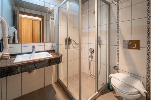 Montebello Deluxe Hotel - Housity