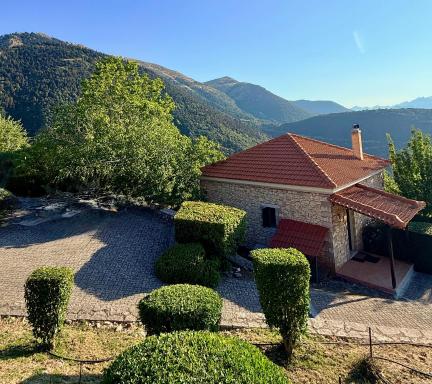 Villa Nano Kalavryta Βίλα στο βουνό με τζάκι κοντά στο χιονοδρομικό - Housity