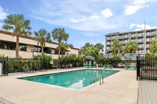 Beachfront Palms Hotel Galveston - Housity