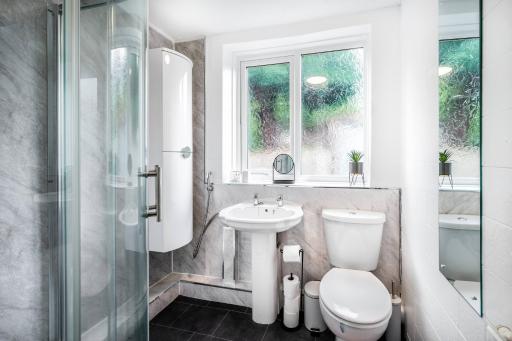 3 Bedroom House By The Cosy Corner Short Lets & Serviced Accommodation Greater Manchester With Free Parking, Free Wifi, Private Grden & Hospital - Housity