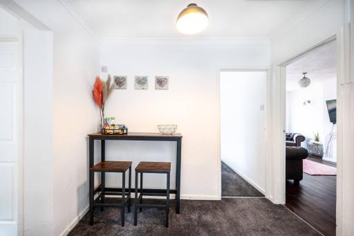 3 Bedroom House By The Cosy Corner Short Lets & Serviced Accommodation Greater Manchester With Free Parking, Free Wifi, Private Grden & Hospital - Housity