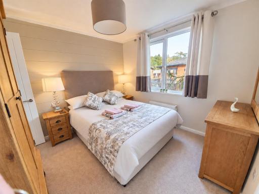 Jaw-Dropping Lodge with Hot Tub on Lake Windermere - Housity