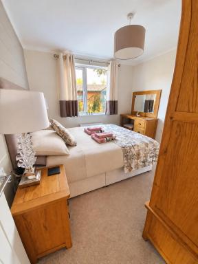 Jaw-Dropping Lodge with Hot Tub on Lake Windermere - Housity