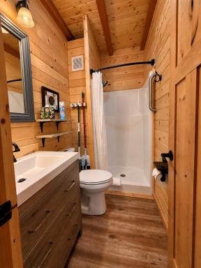Denali Wild Stay - Moose Cabin, Free Wifi, 2 private bedrooms, sleep 6 - Housity