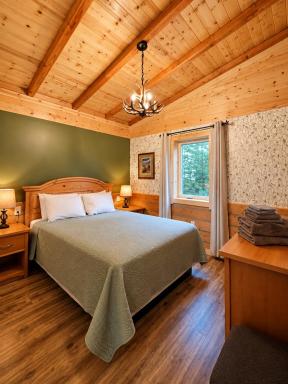 Denali Wild Stay - Moose Cabin, Free Wifi, 2 private bedrooms, sleep 6 - Housity