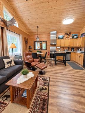 Denali Wild Stay - Moose Cabin, Free Wifi, 2 private bedrooms, sleep 6 - Housity