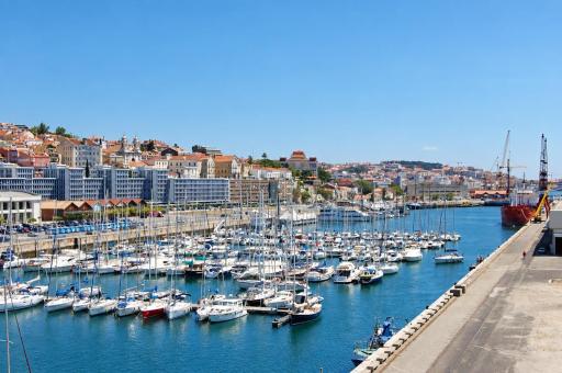 Be Local - Sleep aboard the Santa Maria sailing boat in Lisbon - Housity